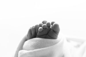 foto van pasgeboren baby voetjes